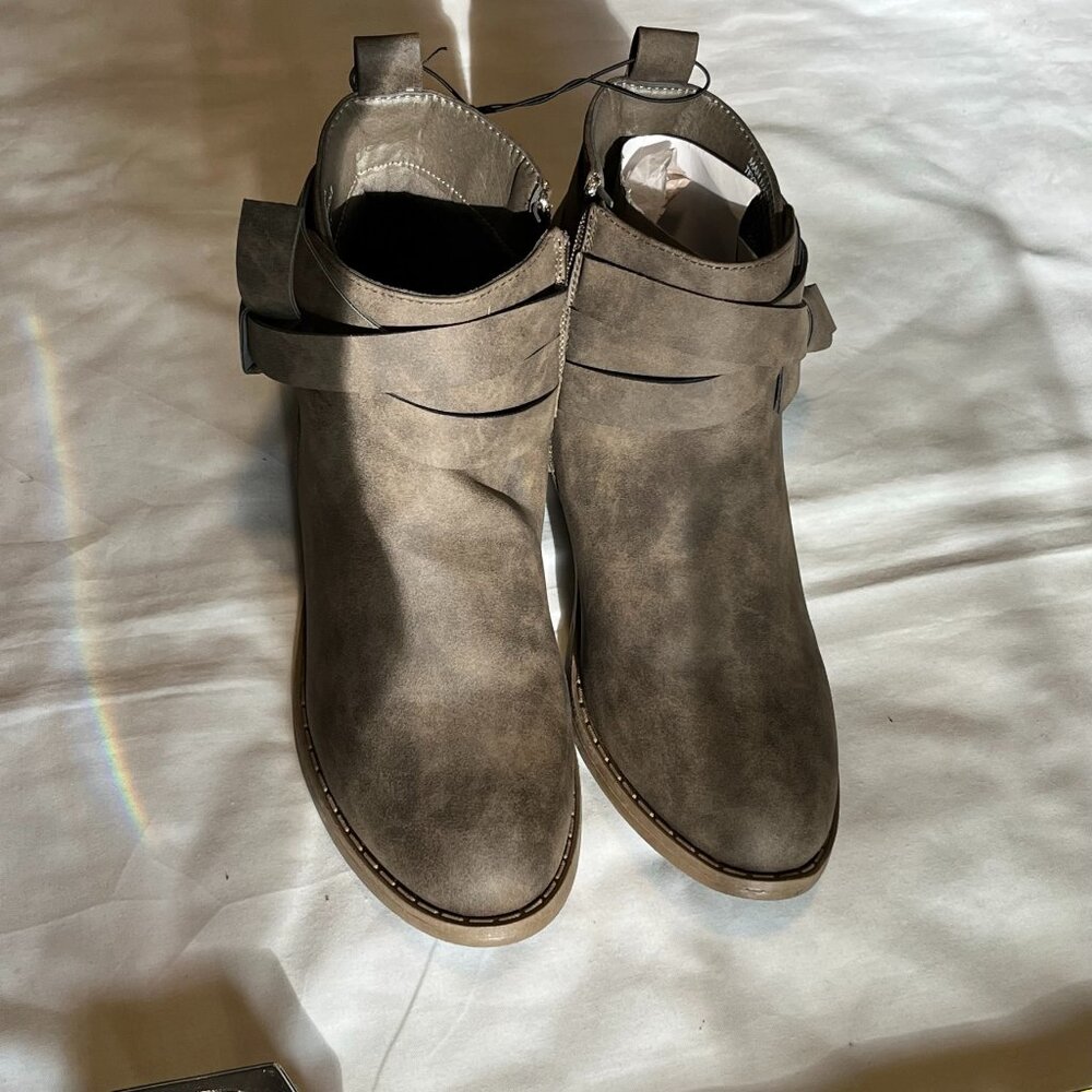 NWOT Brown boots with straps - size:  9/unbranded